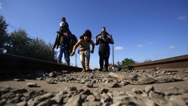 Unos 7 mil refugiados pasaron el lunes por Austria hacia Alemania