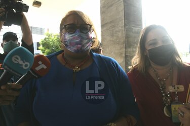 La fiscalía entrevista a Itzel de Hewitt, como parte de la investigación por la vacunación clandestina en Coco del Mar