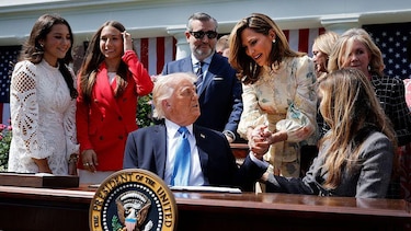 El magnate cubano que desafía a Trump con incendiarios mensajes en vallas publicitarias en Miami