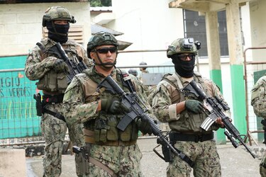 Los militares de Ecuador controlan intento de motín en una cárcel al final del plebiscito