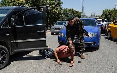 Siguen las purgas masivas en Turquía bajo la mirada inquieta de sus aliados