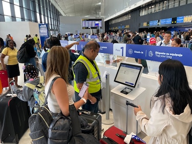 Cancelaciones de vuelos y caos en los aeropuertos por falla tecnológica