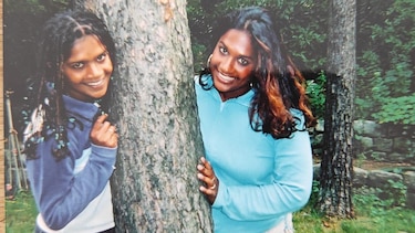 Fueron mejores amigas durante una década, hasta que una prueba de ADN reveló que eran hermanas