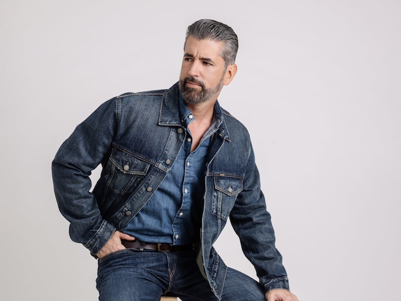 El cantante #GuapoDeEllas Ricardo Velásquez celebra sus 50 años y asegura que ‘la historia apenas comienza’