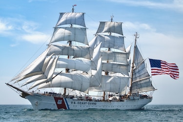 Icónico velero de la Guardia Costera de Estados Unidos cruza el Canal de Panamá