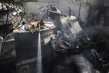 Un avión con 98 personas a bordo se estrella en Pakistán