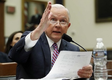 Sessions ordena revisión a sistema para compradores de armas
