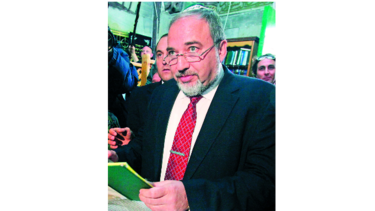Liberman dice que Israel demolerá colonia ilegal