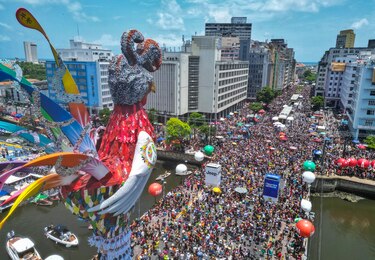São Paulo le da su pistoletazo al carnaval con desfiles de samba y comparsas callejeras
