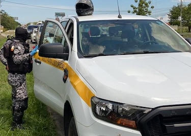 Detienen a dos hombres que transportaban droga en vehículo oficial