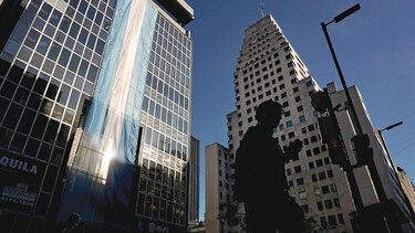 Gobierno argentino aumenta alcance de impuesto a la renta