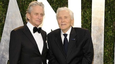 Kirk Douglas recibe regalo anticipado por cumpleaños 100