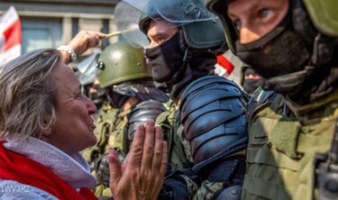 Decenas de miles de manifestantes en Bielorrusia en medio de un enorme despliegue policial