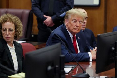 Trump se sienta en el banquillo del primer juicio penal a un expresidente de Estados Unidos