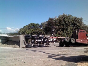 Camión se vuelca en la Interamericana