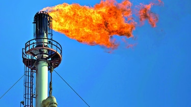 Refinería se mantiene paralizada