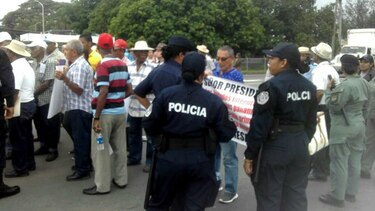 Jubilados cierran la vía Interamericana