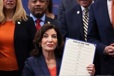 Nueva York prohíbe venta de armas semiautomáticas a menores de 21 años