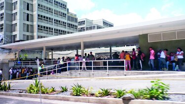 Residentes trabajan ‘con las uñas’