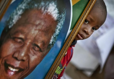 Mandela sigue hospitalizado en condición crítica