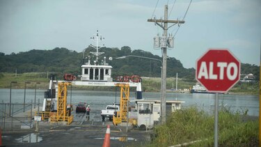 Una mujer cae en aguas del Canal; es rescatada con vida