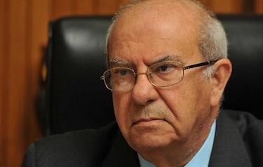 Otra denuncia al exrector