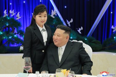 Kim Jong-un visita un cuartel con su hija por el 75 aniversario del ejército