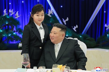 Kim Jong-un visita un cuartel con su hija por el 75 aniversario del ejército