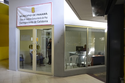 Jueces de paz: transición caótica, denuncias de violación de la ley y millones de dólares para el Ministerio de Gobierno