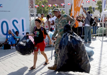 Miles de personas entregan plásticos a cambio de útiles escolares en República Dominicana