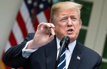 Demócratas hablan de destitución; Trump los enfrenta