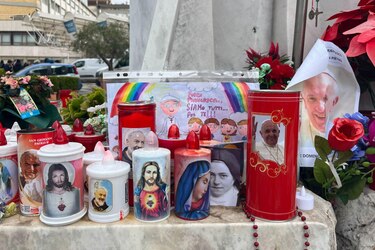 Globos, flores y oraciones: el altar improvisado al papa Francisco sigue creciendo