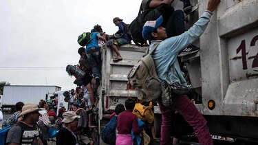 Migrantes en una de sus caminatas más largas hacia Estados Unidos