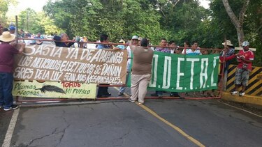 Moradores cierran carretera en Coclé debido a constantes apagones
