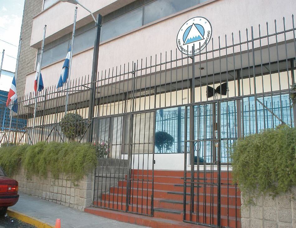El Salvador, segundo país que intenta salir del Parlacen, el primero fue Panamá y no pudo