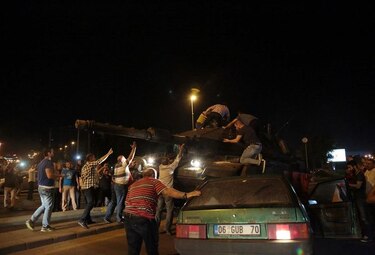 Tanques desplegados alrededor del parlamento turco en Ankara