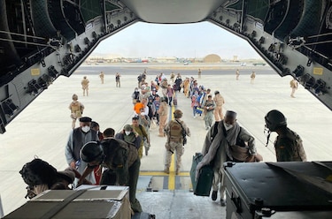 Siguen las evacuaciones en el aeropuerto de Kabul tras la toma del poder de los talibanes