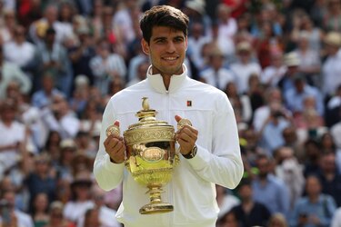 Alcaraz aplasta a Djokovic y gana su segundo Wimbledon