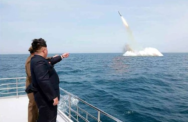 Corea del Norte dispara misiles balísticos desde un submarino