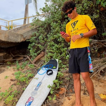 Panameño Izzy Elizondo gana competencia de surf en Hawái