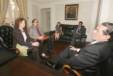 Centro Carter pide a Peñaloza que investigue