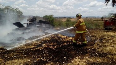 Incendio consume un camión de carga  y parte de una finca