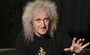 Guitarrista de Queen protesta por caza de delfines en Japón