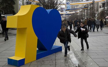 Kosovo celebra 10 años de una soberanía aún en construcción