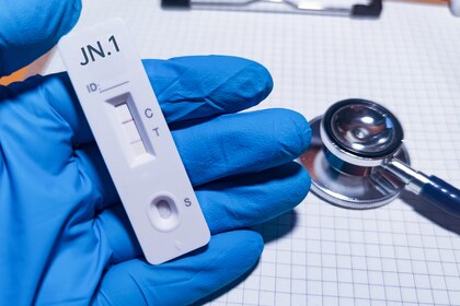 ¿Qué se sabe sobre la nueva subvariente JN.1 de la covid-19?