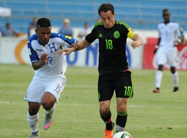 Operan con éxito en Honduras a Garrido tras rotura de ligamentos ante México