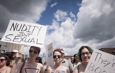 Se manifiestan por el derecho de las mujeres a pasear en ‘topless’