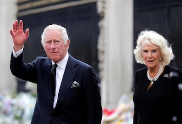 El rey Carlos III ‘renueva la promesa de servicio’ de su madre Isabel II