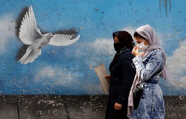 Expertos de la ONU piden a Irán frenar aprobación de ley más punitiva por no utilizar el velo