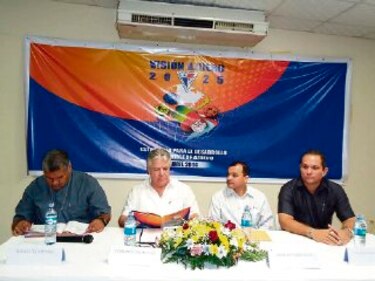 Empresarios azuerenses abogan por descentralización